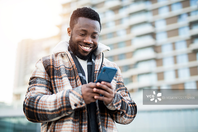 年轻男人使用手机图片素材