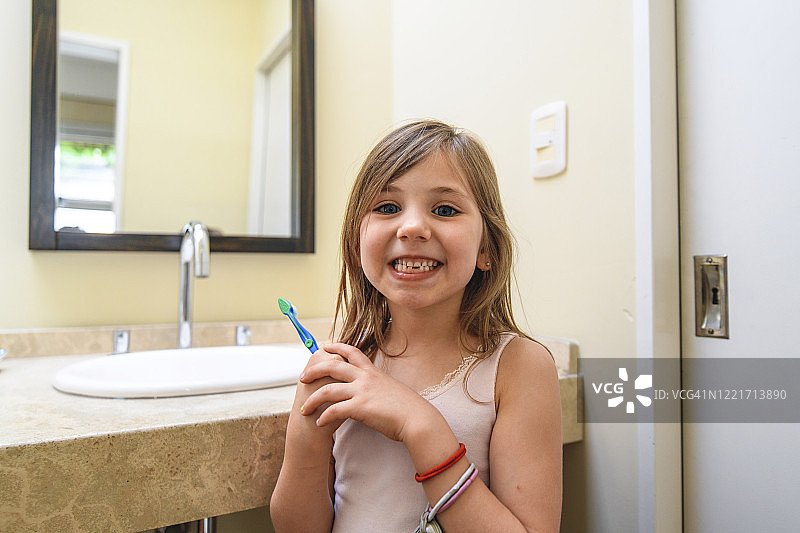 快乐的6岁女孩自豪地展示刷过的牙齿图片素材