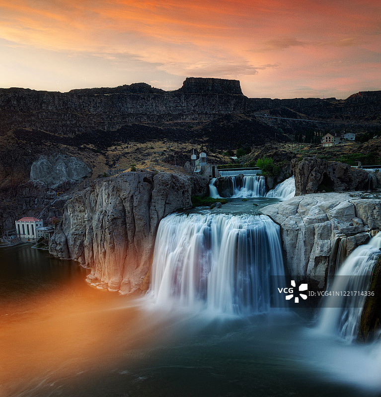 爱达荷州肖松尼瀑布日落时的长曝光图片素材