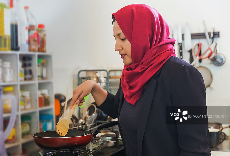 斋月期间在家做饭的穆斯林妇女图片素材