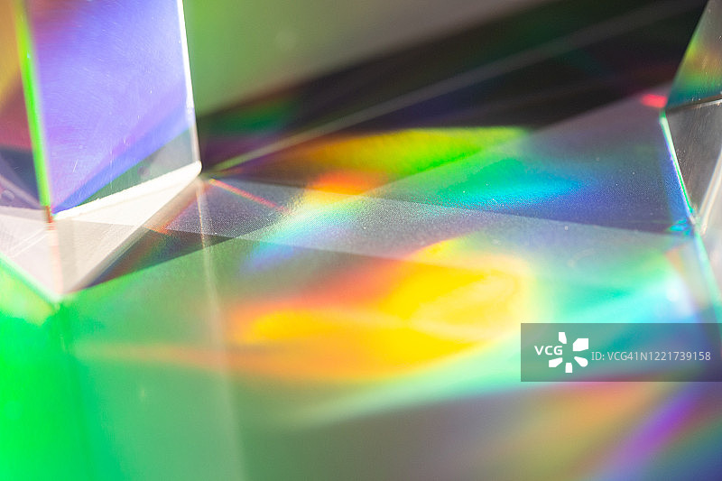 彩虹光的三角棱镜图片素材