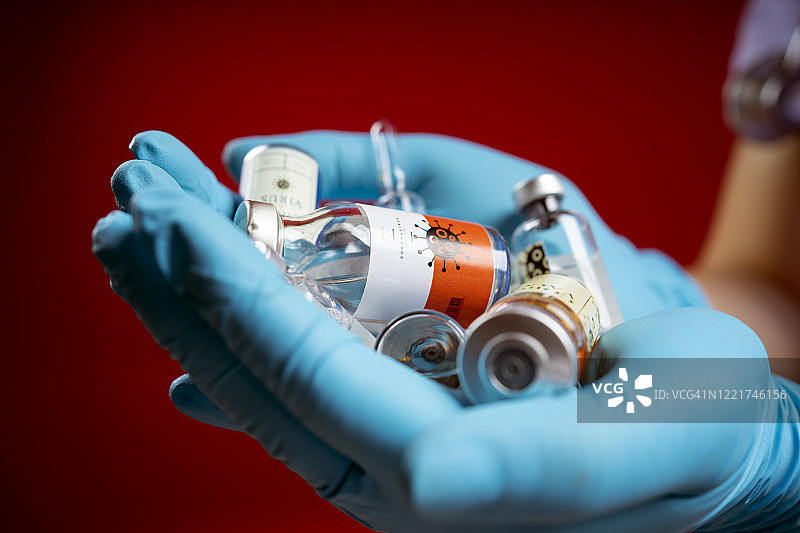 戴着防护面罩和个人防护装备的亚洲女医生祈祷停止新冠疫情图片素材