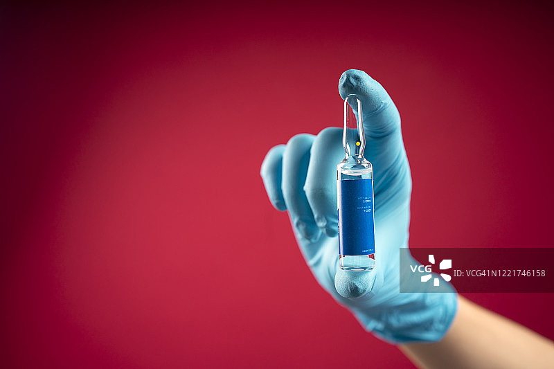 戴着防护面罩和个人防护装备的亚洲女医生祈祷停止新冠疫情图片素材