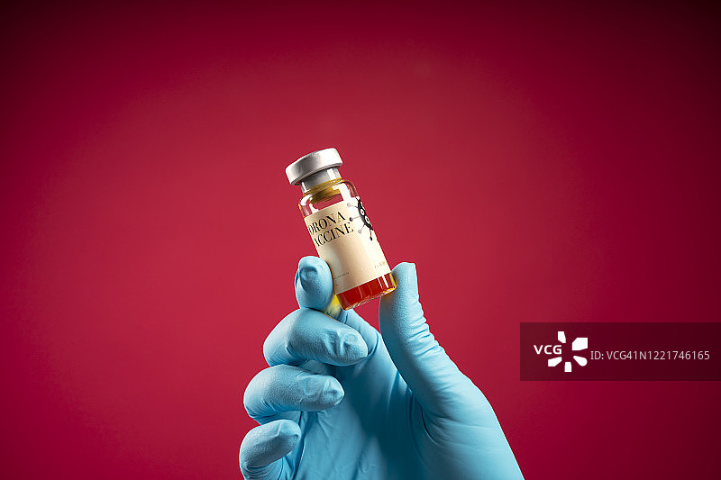 戴着防护面罩和个人防护装备的亚洲女医生祈祷停止新冠疫情图片素材