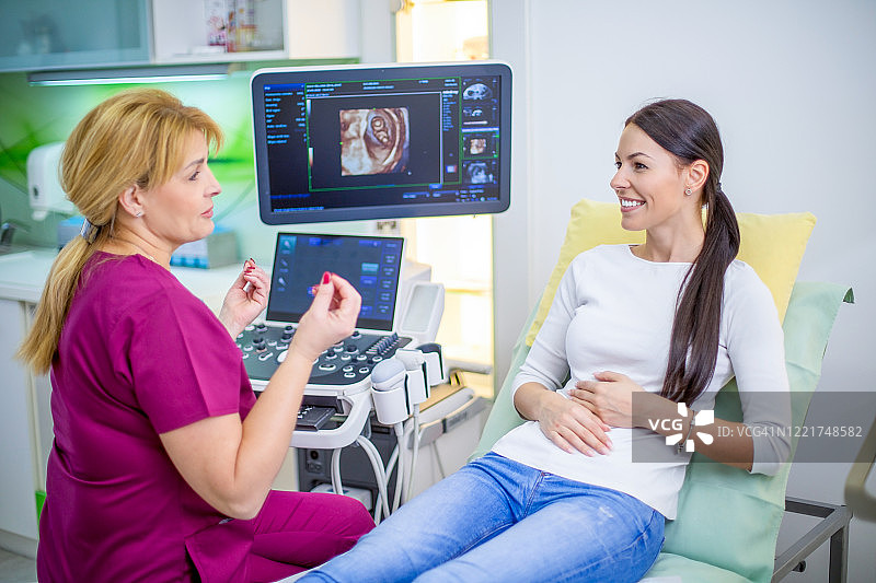 女患者在妇科诊室咨询妇科医生图片素材