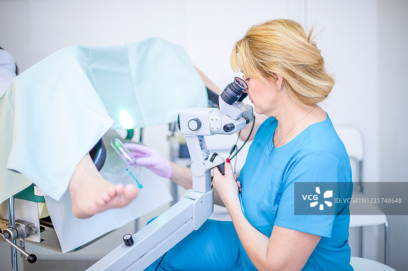 专业妇科医生在检查时提取女性宫颈样本图片素材