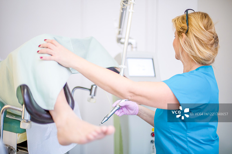 专业妇科医生在检查时提取女性宫颈样本图片素材