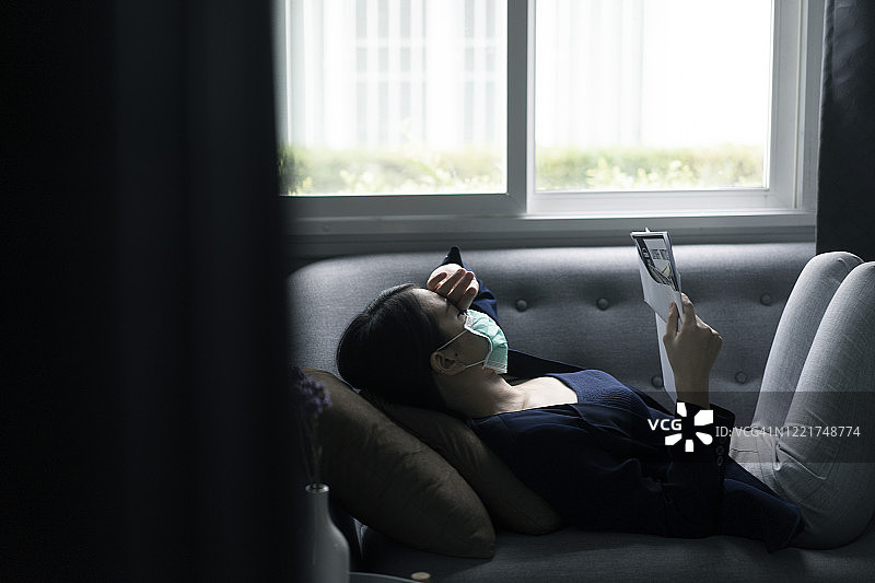 疫情后收到解雇通知的亚洲女职员，感到非常难过图片素材