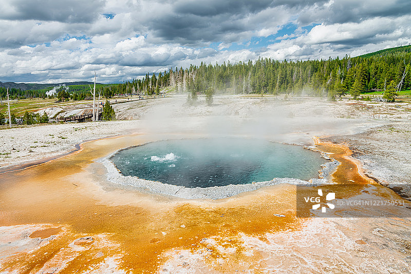 凤冠池，上间歇泉盆地，黄石国家公园，怀俄明州，美国图片素材