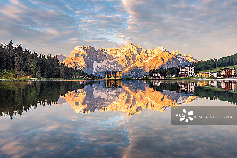 意大利多洛米蒂米苏里纳湖夏季风光图片素材
