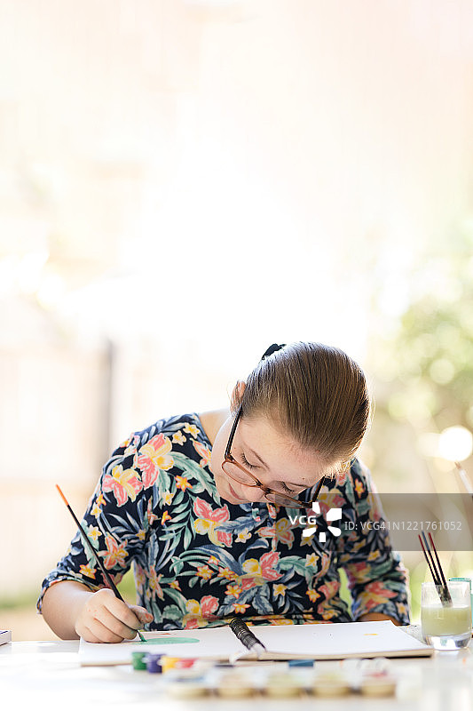 在后花园里做艺术的年轻女孩图片素材