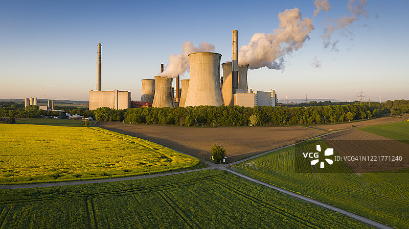 日出时分的褐煤火力发电站图片素材