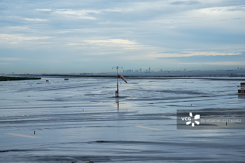 羽田机场的飞机滑行道图片素材