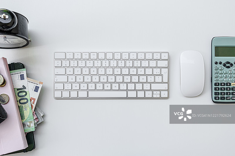 带电脑的木质办公桌俯视图，带复制空间图片素材