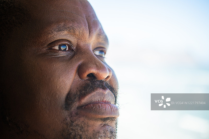 非洲年长的男人面部特写图片素材