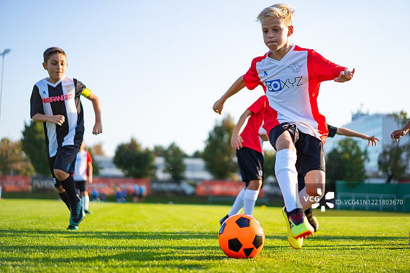 在职业足球训练比赛中积极进取的孩子们图片素材