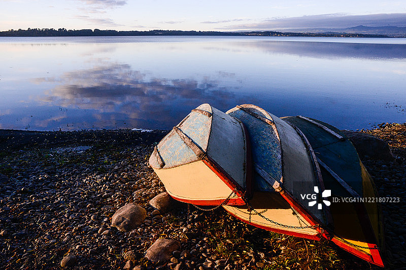 智利普耶韦湖岸边的渔船图片素材