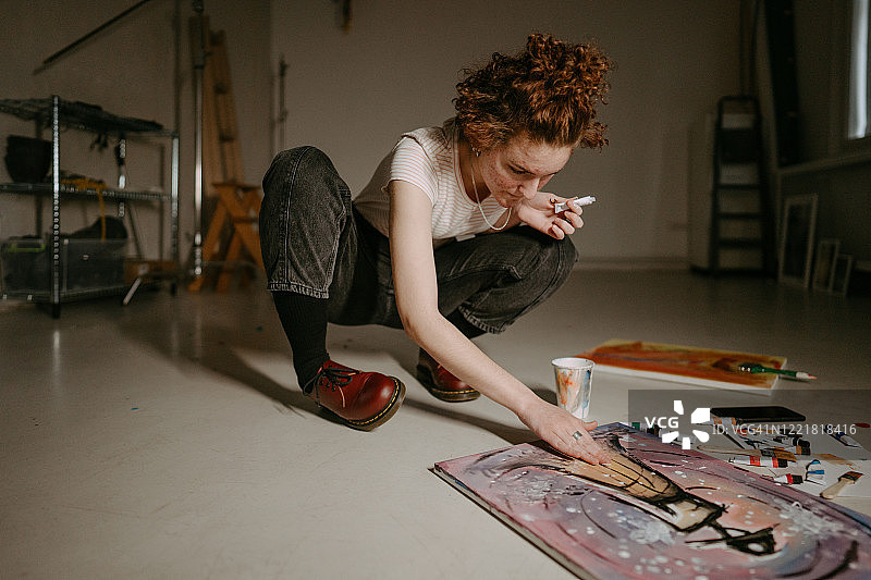 Z世代女孩在家绘画图片素材