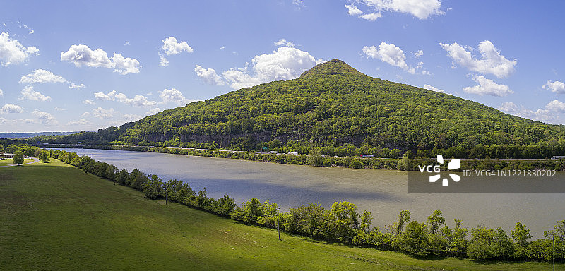 河上驳船航拍视角图片素材