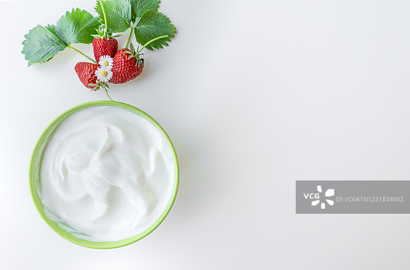 碗装酸奶配勺子，希腊酸奶草莓健康早餐图片素材