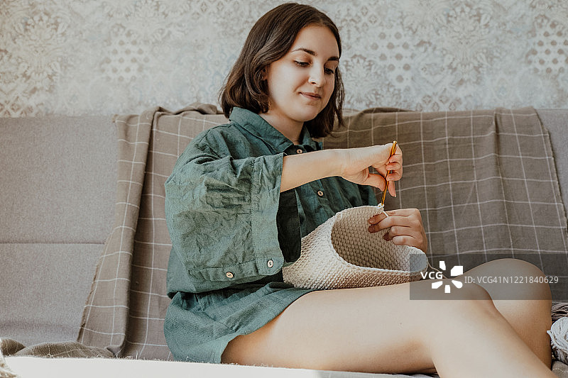 清晨，女孩在沙发上编织图片素材