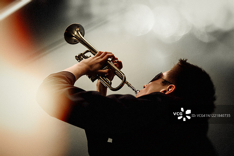 爵士俱乐部的小号手图片素材