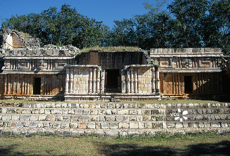 拉勃纳玛雅考古遗址主宫殿遗址中保存完好的雕刻图片素材