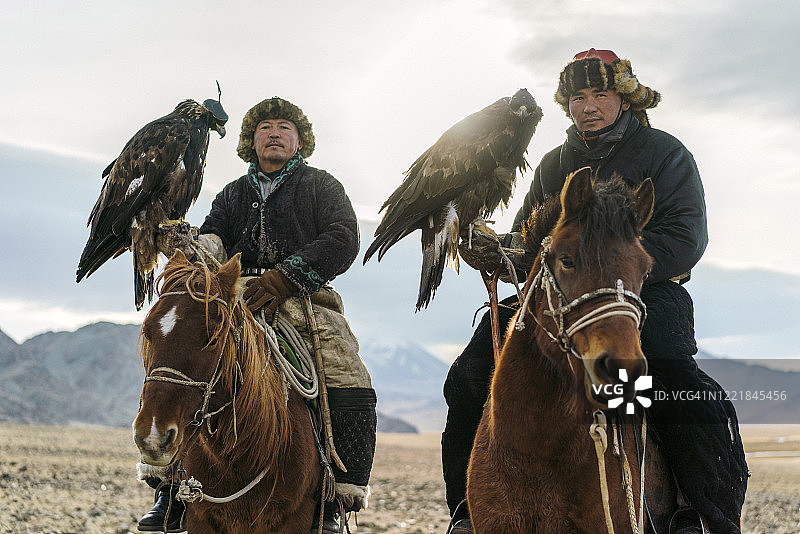 蒙古河流附近的两位猎鹰人肖像图片素材