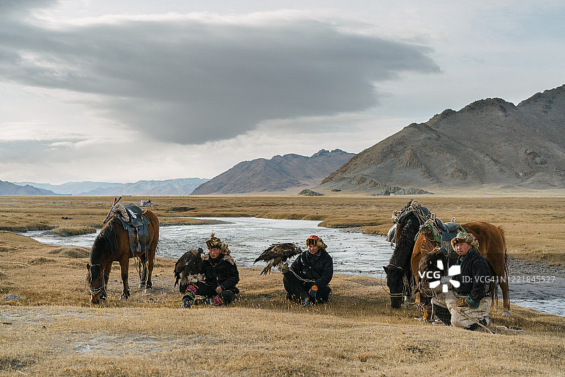 蒙古河边的三名驯鹰人图片素材