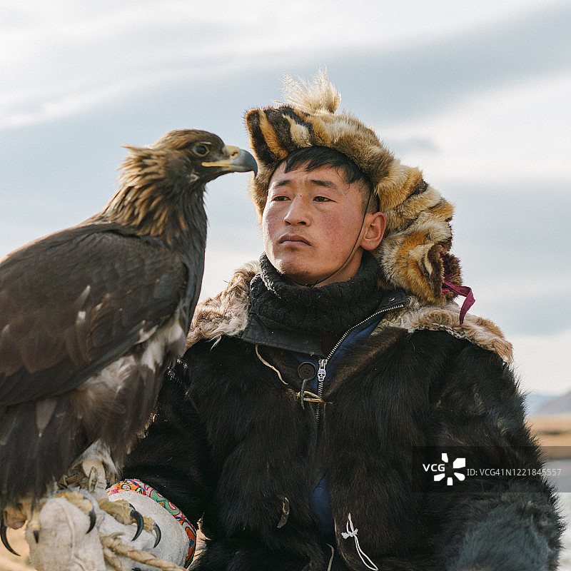 蒙古国河流附近的猎鹰人肖像图片素材