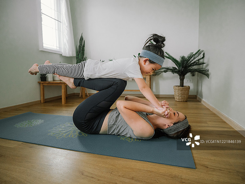 母女一起做瑜伽图片素材