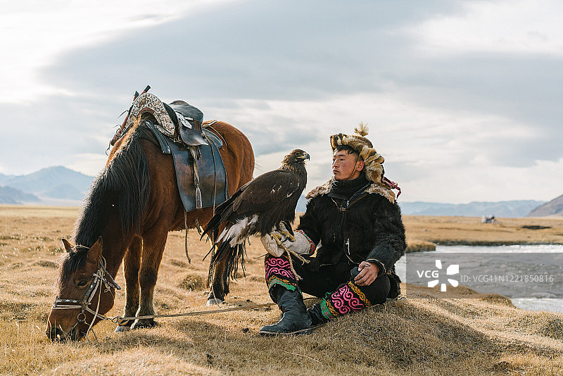 蒙古国河流附近的猎鹰人肖像图片素材