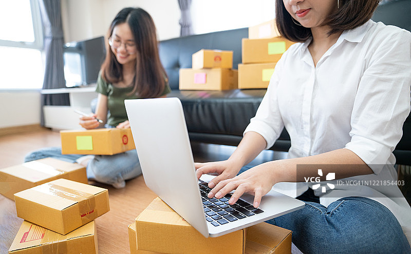 在线销售商品的年轻女商人图片素材