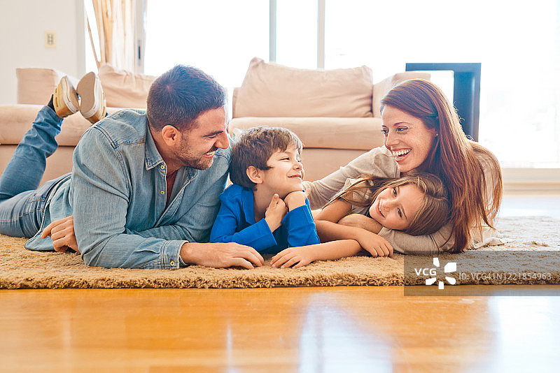 疫情封锁期间幸福的家庭共度美好时光图片素材