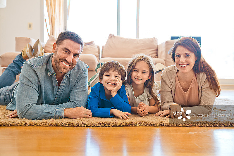 疫情封锁期间幸福的家庭共度美好时光图片素材