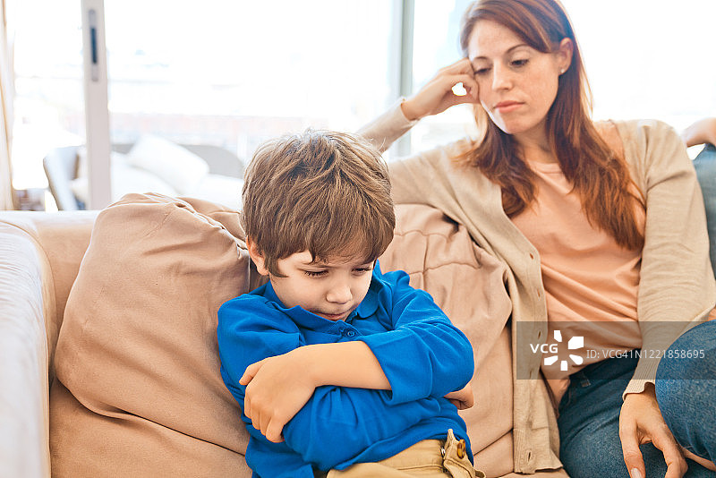 母亲和儿子之间的冲突图片素材