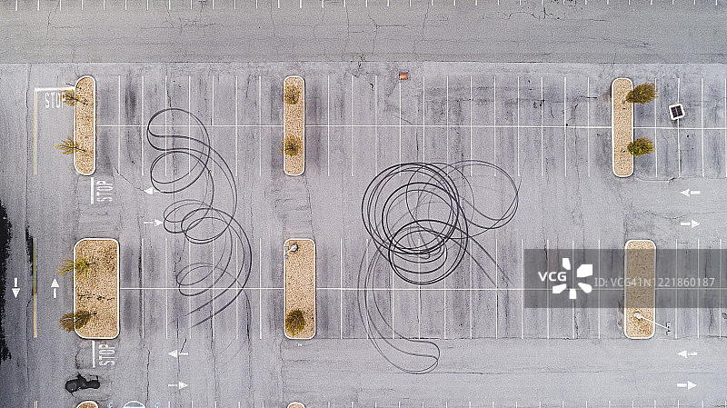 沥青路上轮胎的痕迹图片素材