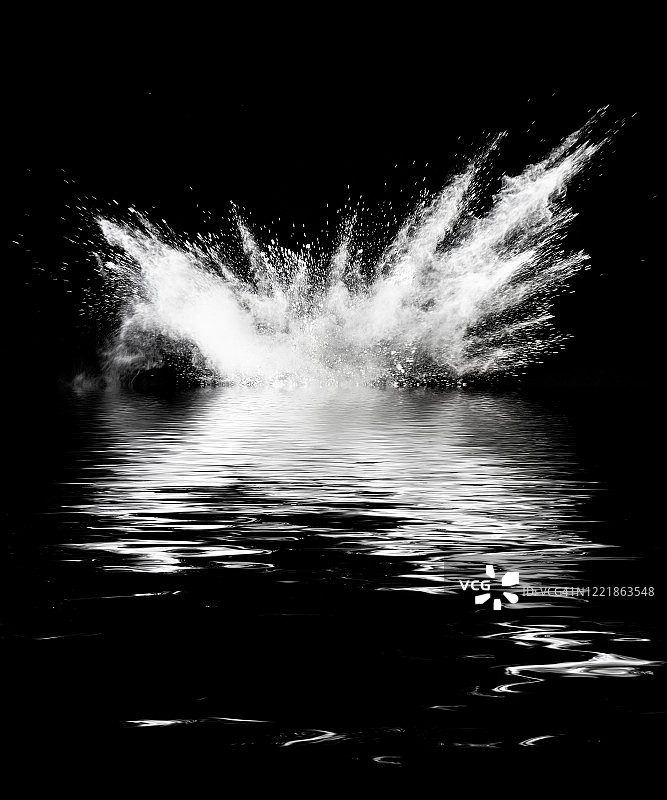黑色背景上白色粉末爆炸水面倒影图片素材