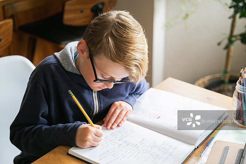 小男孩在家做功课图片素材