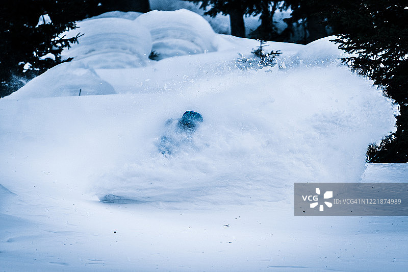 单板滑雪者高山速降图片素材