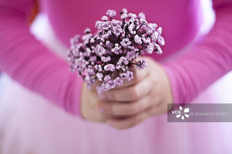 手捧鲜花的女孩图片素材