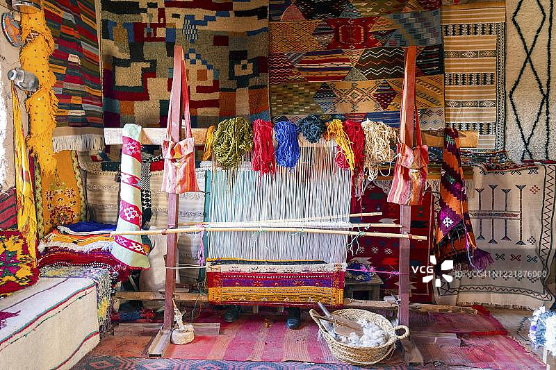 用于制作摩洛哥地毯的传统织布机，阿伊特·本·哈杜图片素材
