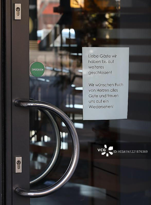 商店橱窗上的通知：因新冠疫情关闭，德国巴伐利亚州图片素材