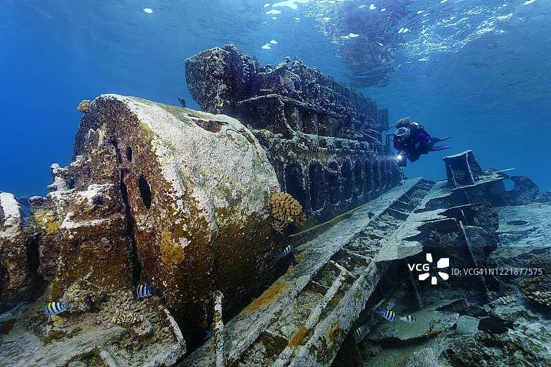 潜水员在菲律宾杜巴塔哈群礁国家海洋公园观看马来西亚沉船图片素材