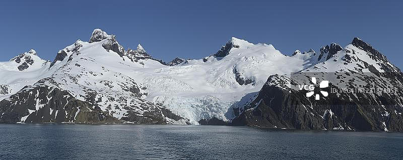 哈康国王湾，南乔治亚岛，冰雪覆盖的山脉和冰川图片素材