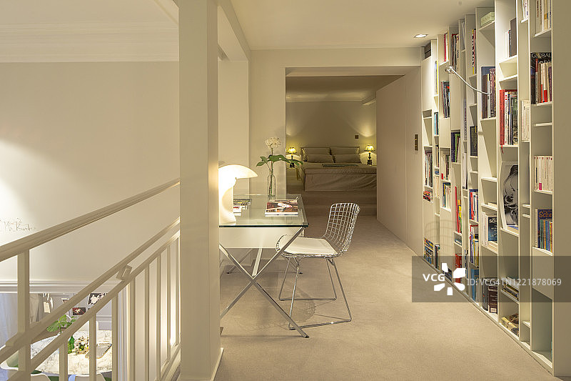 巴黎豪华公寓里的宁静书房图片素材