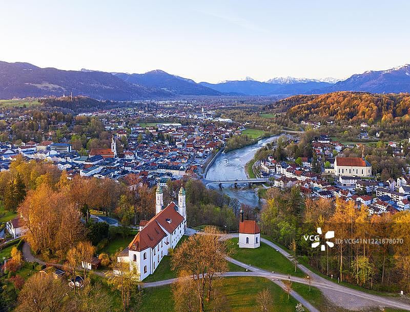 巴伐利亚阿尔卑斯山麓伊萨尔圣十字教堂和莱昂哈迪教堂图片素材