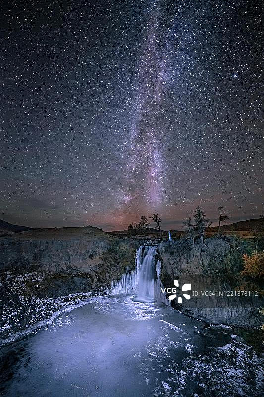 乌夫尔杭爱省夜间奥尔洪瀑布星空银河图片素材