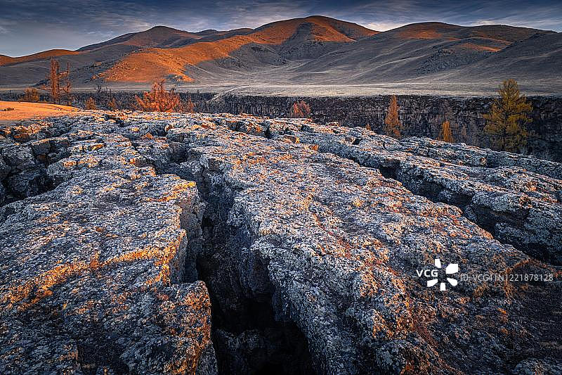 蒙古乌夫尔杭爱省鄂尔浑峡谷日出图片素材