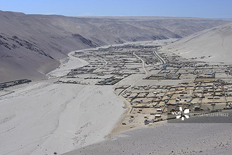 智利阿里卡附近，维托尔河谷的干燥山谷中的居民点图片素材